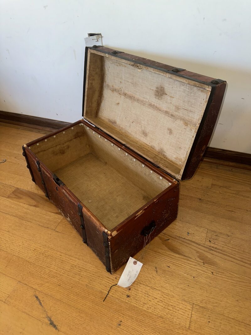 Antique Arts & Crafts small trunk - w4001 - Image 3