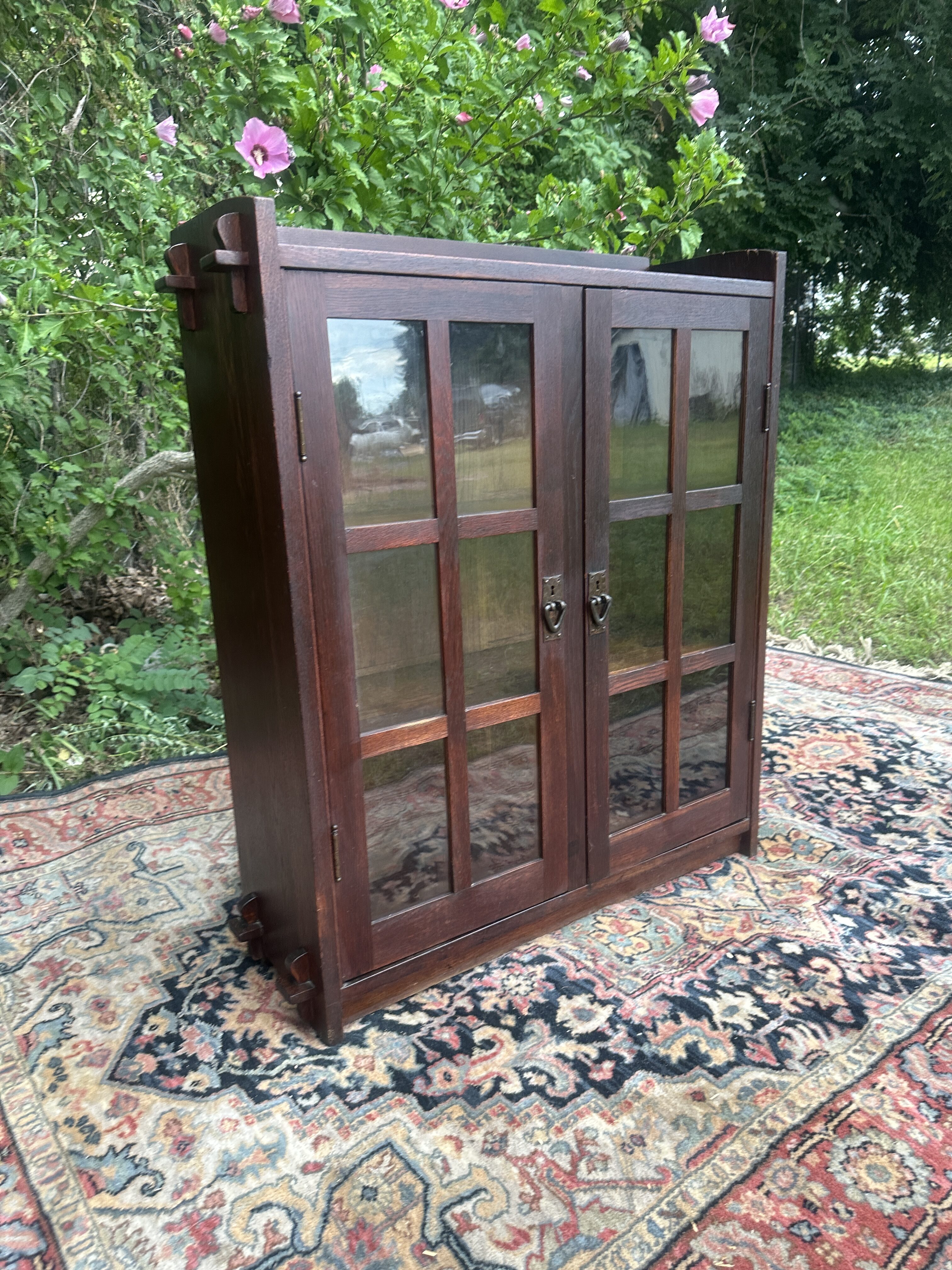 Gustav Stickley lowest height 2 door bookcase Model #523 W8523 - Image 4