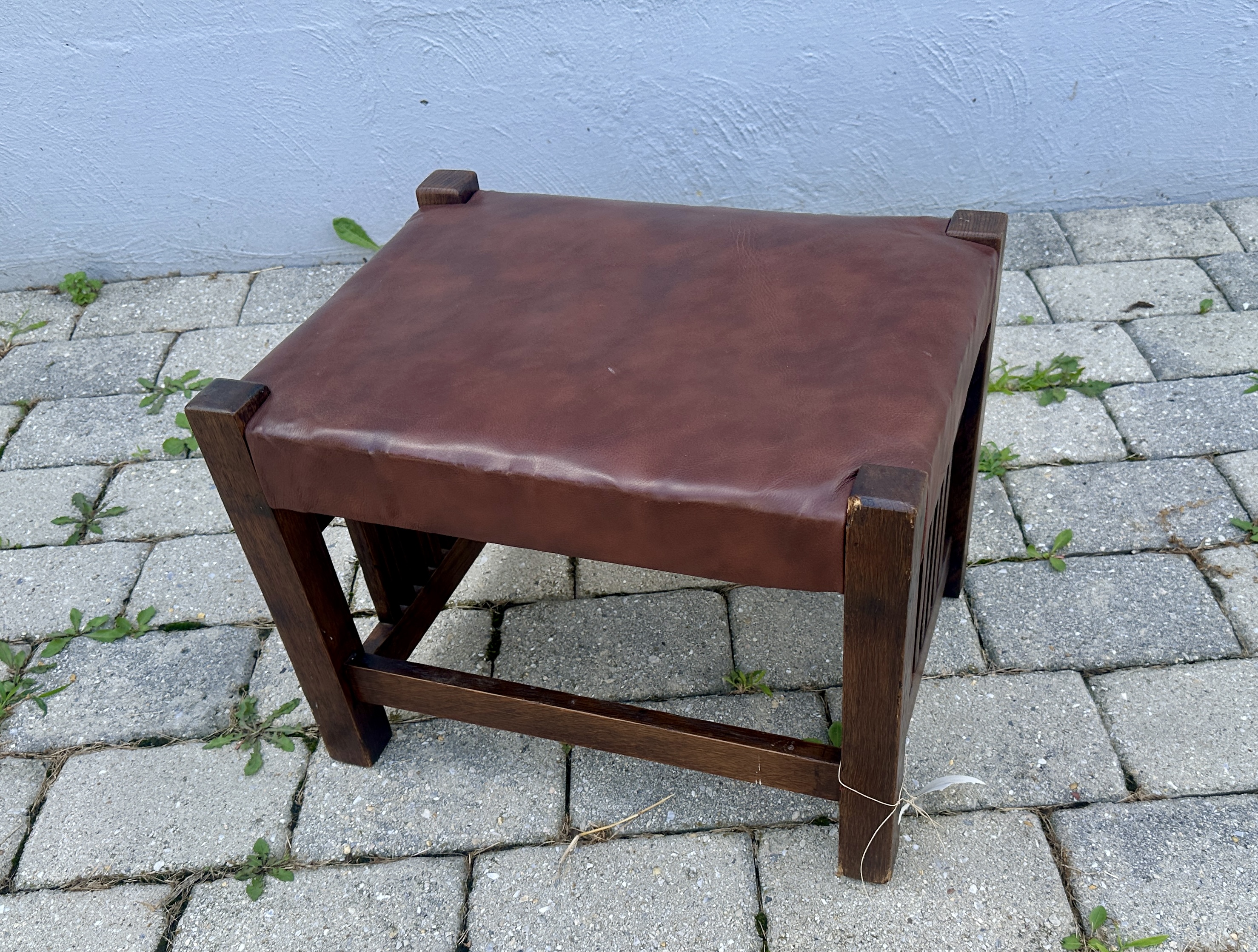 "Quaint Art Furniture" Stickley Era Red Leather Spindle Oak Footstool W7542 - Image 2