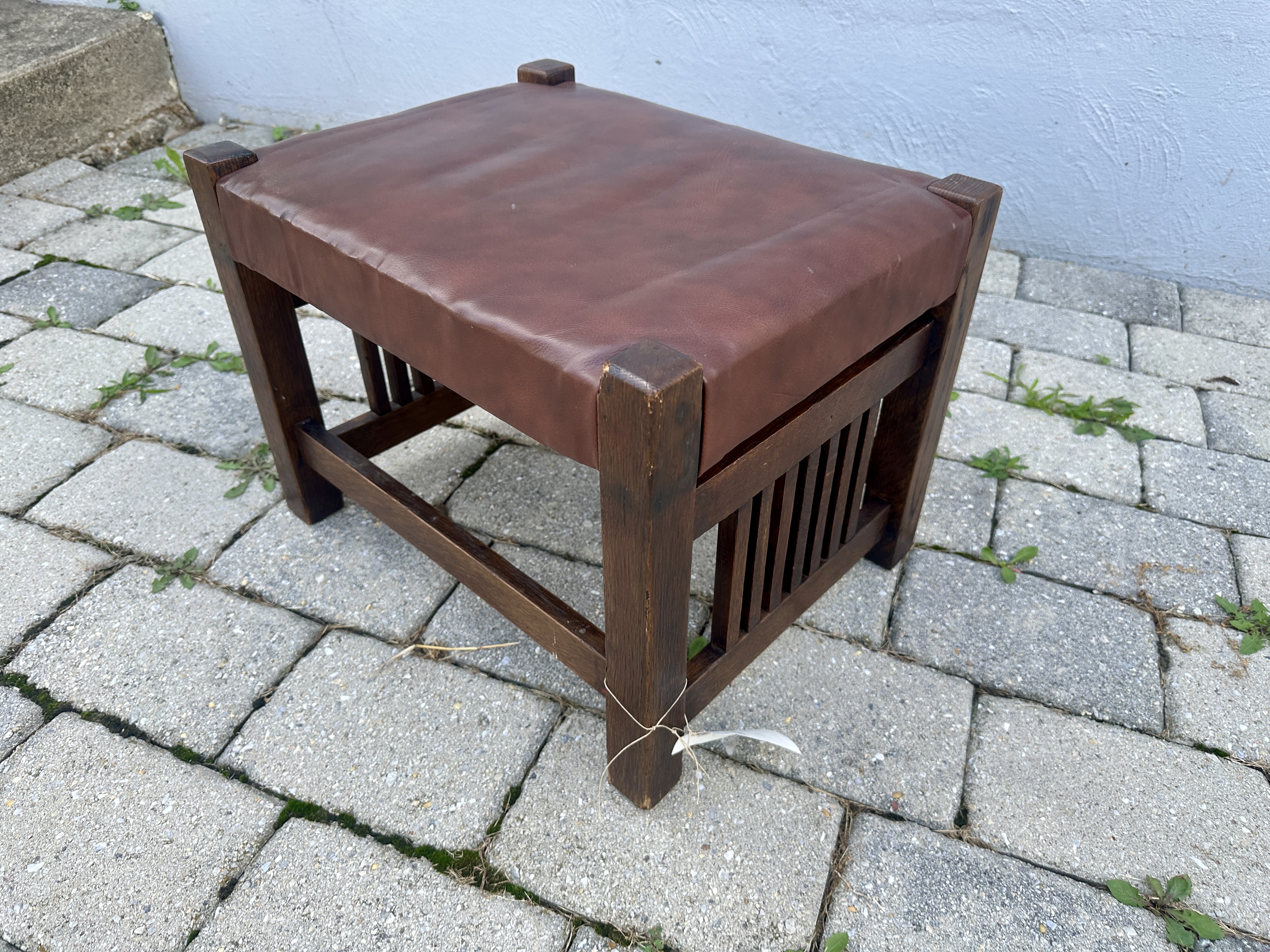 "Quaint Art Furniture" Stickley Era Red Leather Spindle Oak Footstool W7542 - Image 3