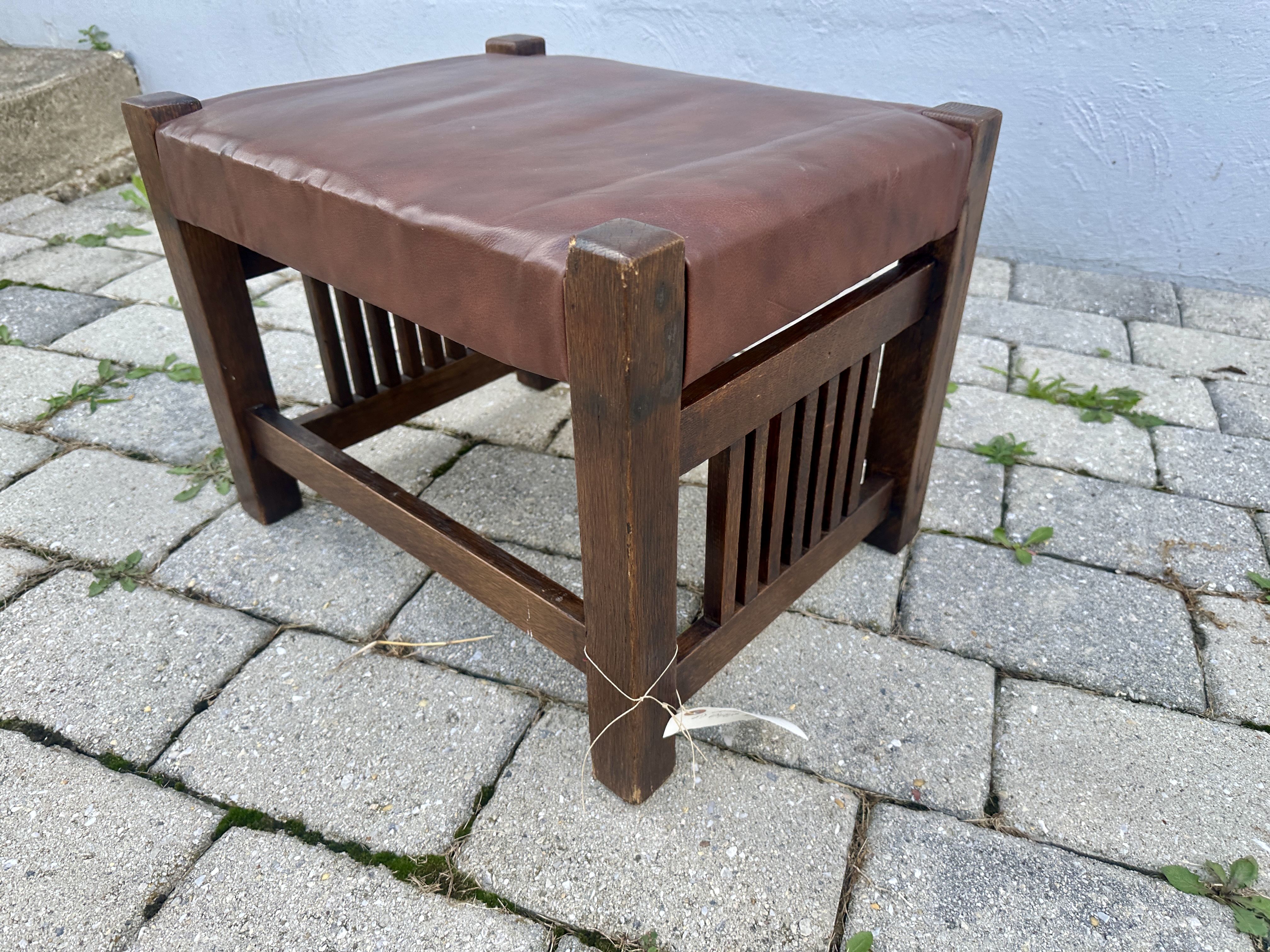 "Quaint Art Furniture" Stickley Era Red Leather Spindle Oak Footstool W7542 - Image 4