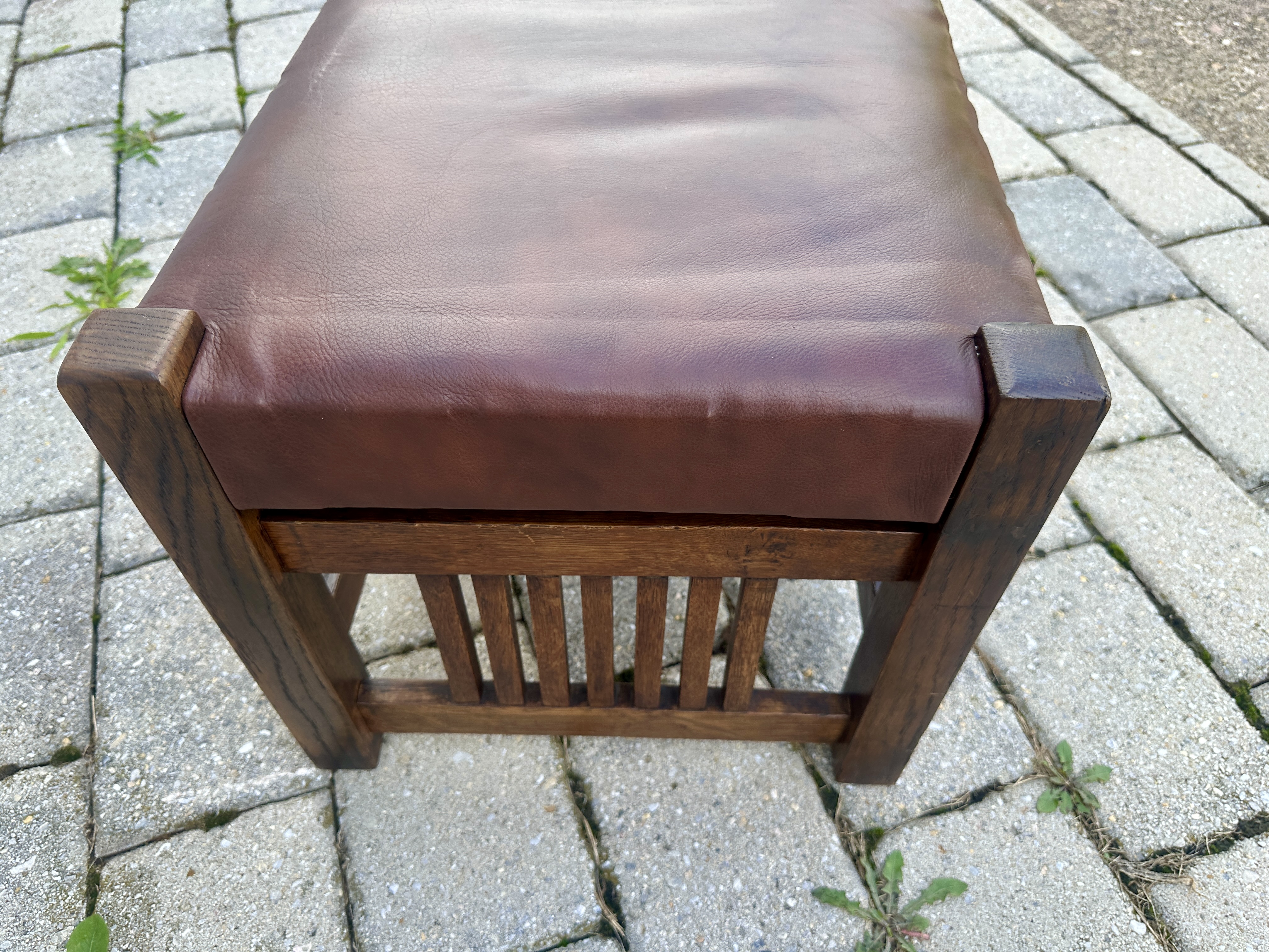 "Quaint Art Furniture" Stickley Era Red Leather Spindle Oak Footstool W7542 - Image 5