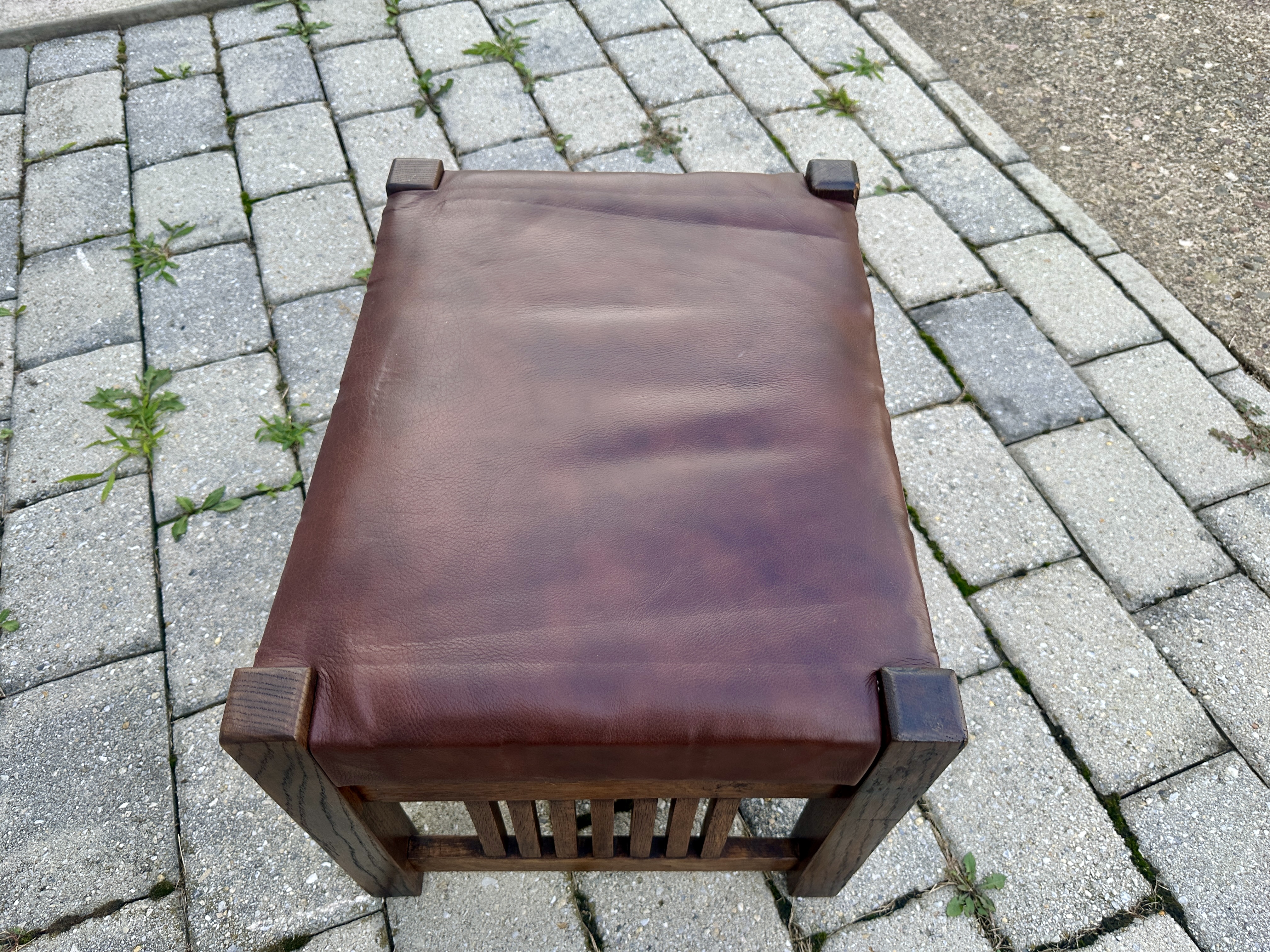 "Quaint Art Furniture" Stickley Era Red Leather Spindle Oak Footstool W7542 - Image 6