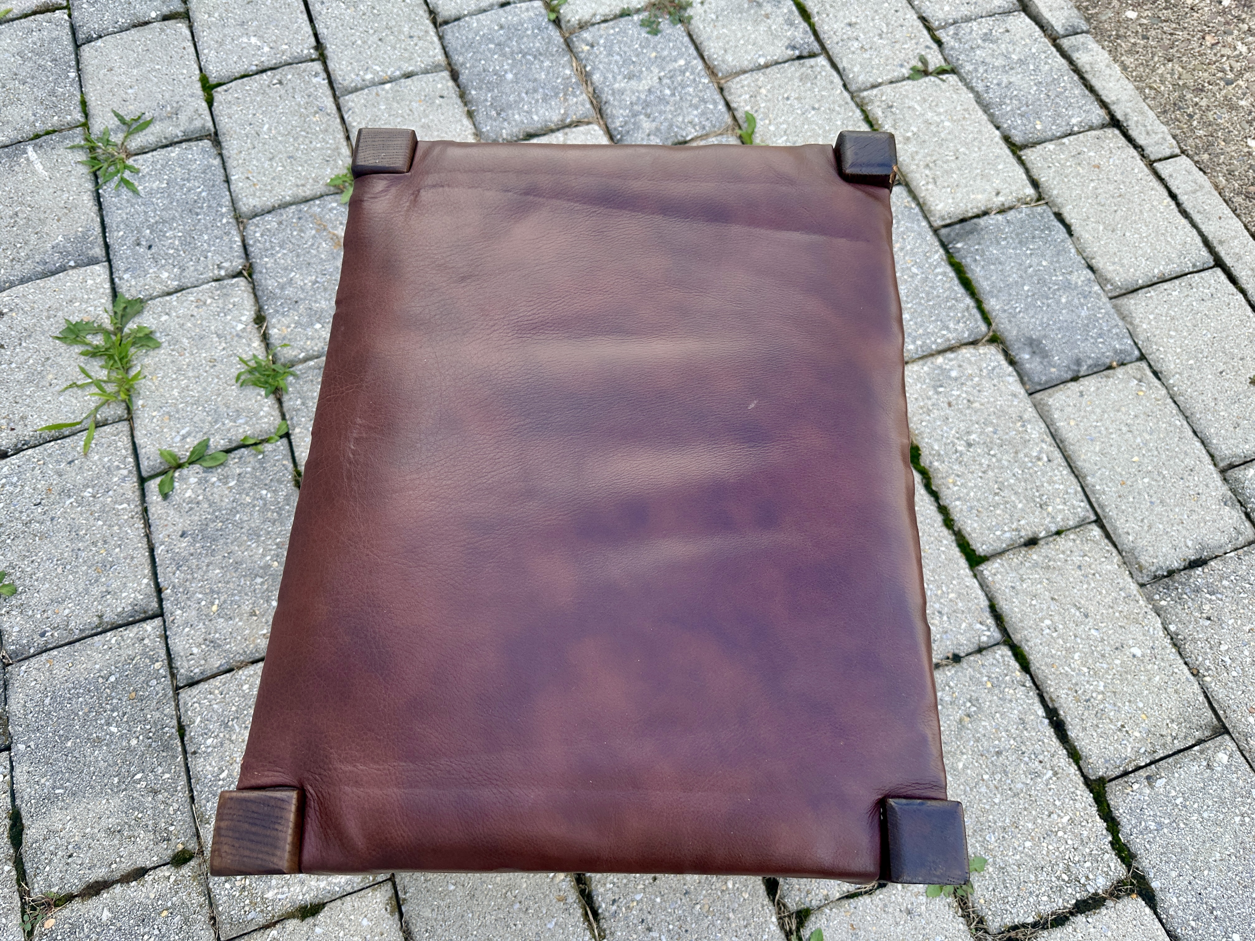 "Quaint Art Furniture" Stickley Era Red Leather Spindle Oak Footstool W7542 - Image 7