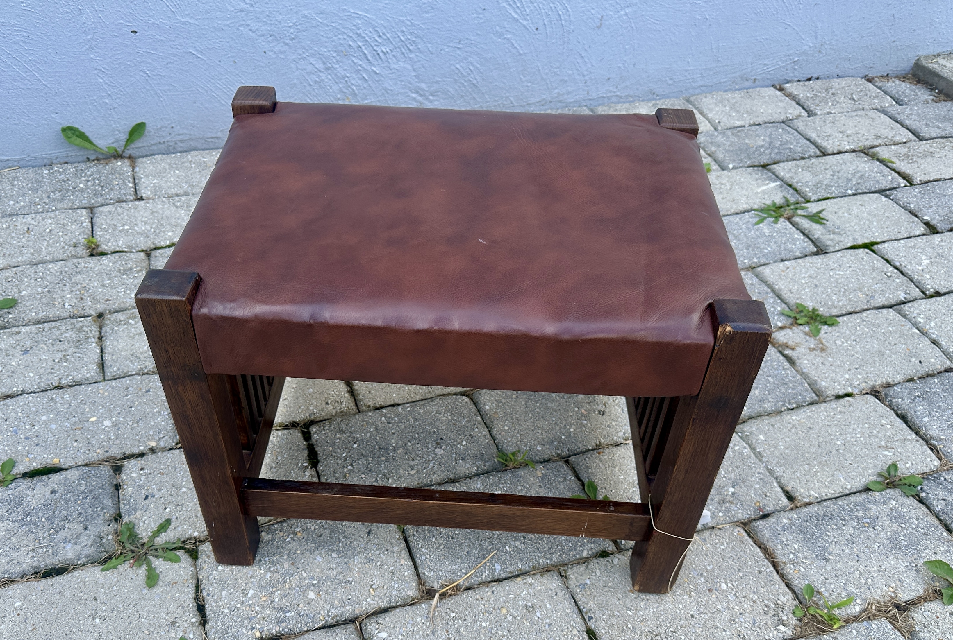 "Quaint Art Furniture" Stickley Era Red Leather Spindle Oak Footstool W7542 - Image 8