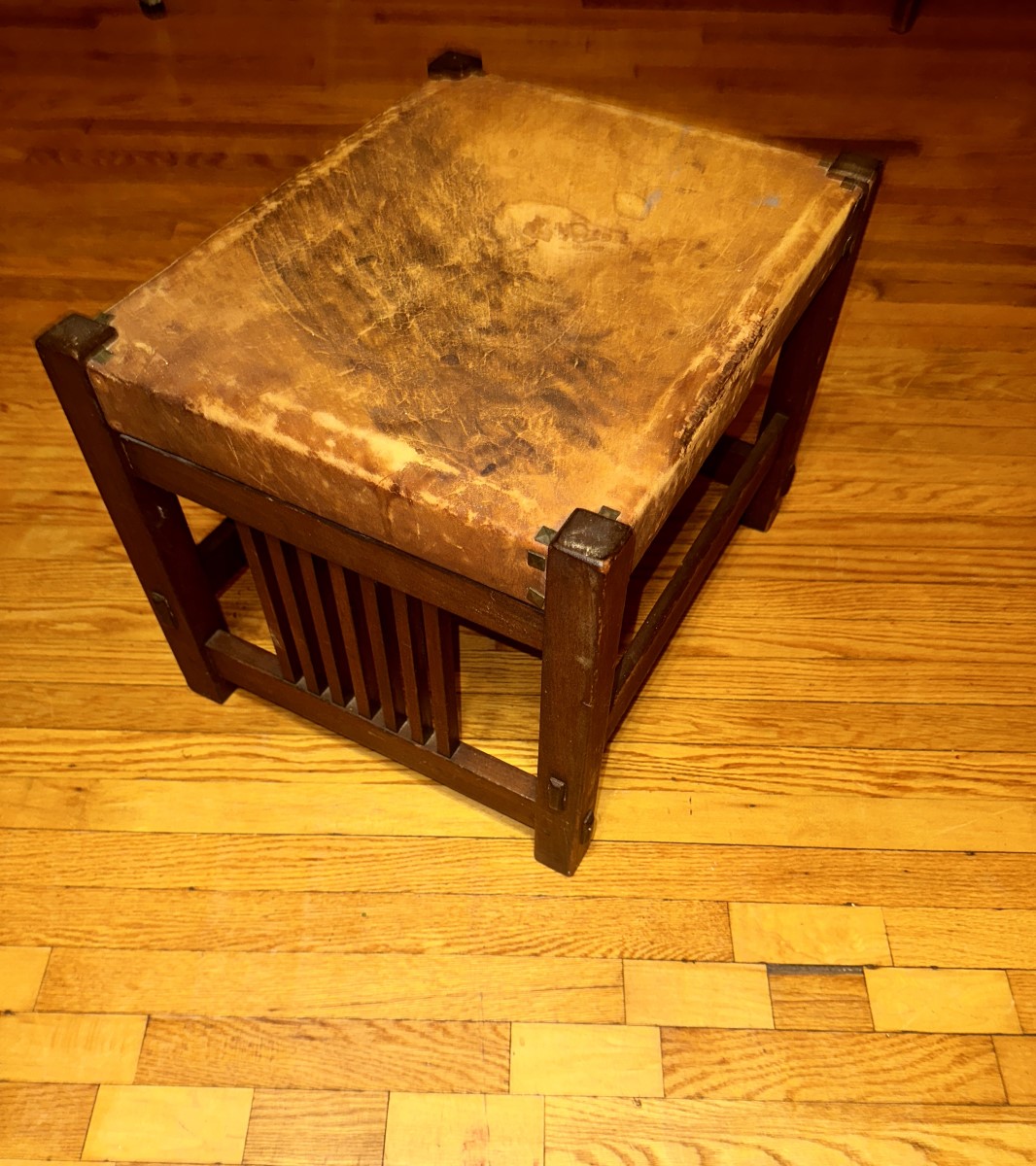 Antique Gustav Stickley Spindled Footstool Original Leather Top W7968