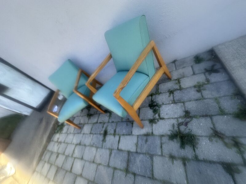 Pair of mid-century modern arm chairs in good condition - w8125