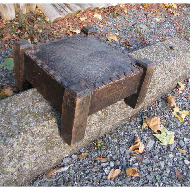Arts & Crafts Compact Antique Foot Stool | w2447‎