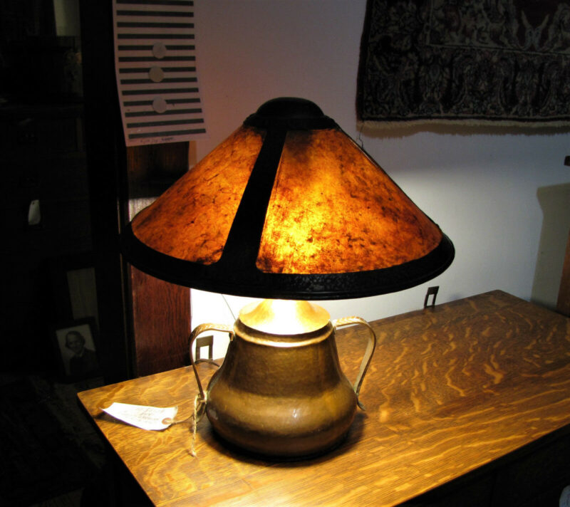Superb A&C Hammered Copper Table Lamp with Mica Shade w5384 (stickley era).