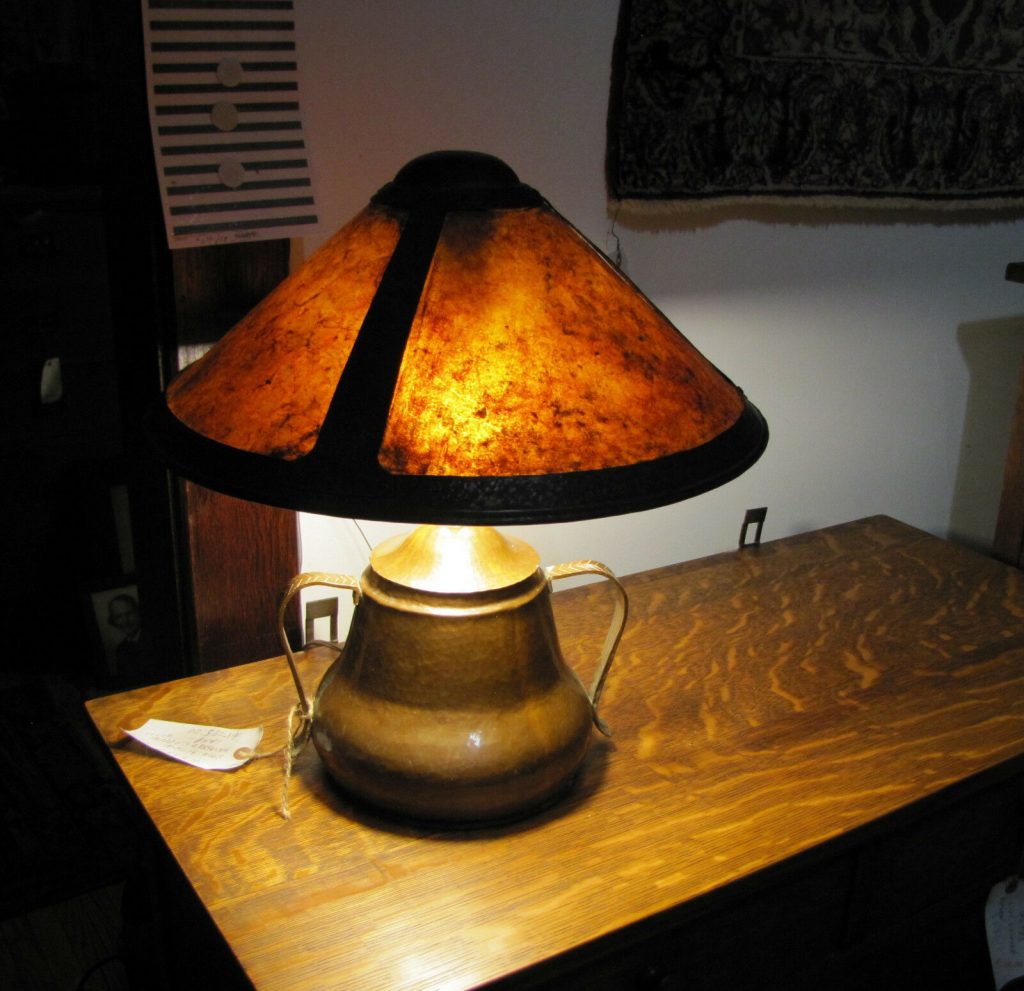 Superb A&C Hammered Copper Table Lamp with Mica Shade w5384 (stickley