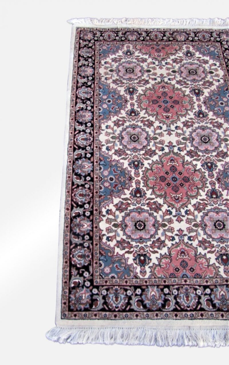 Vintage Hand Knotted Oriental Rug. RR3421 - Image 3