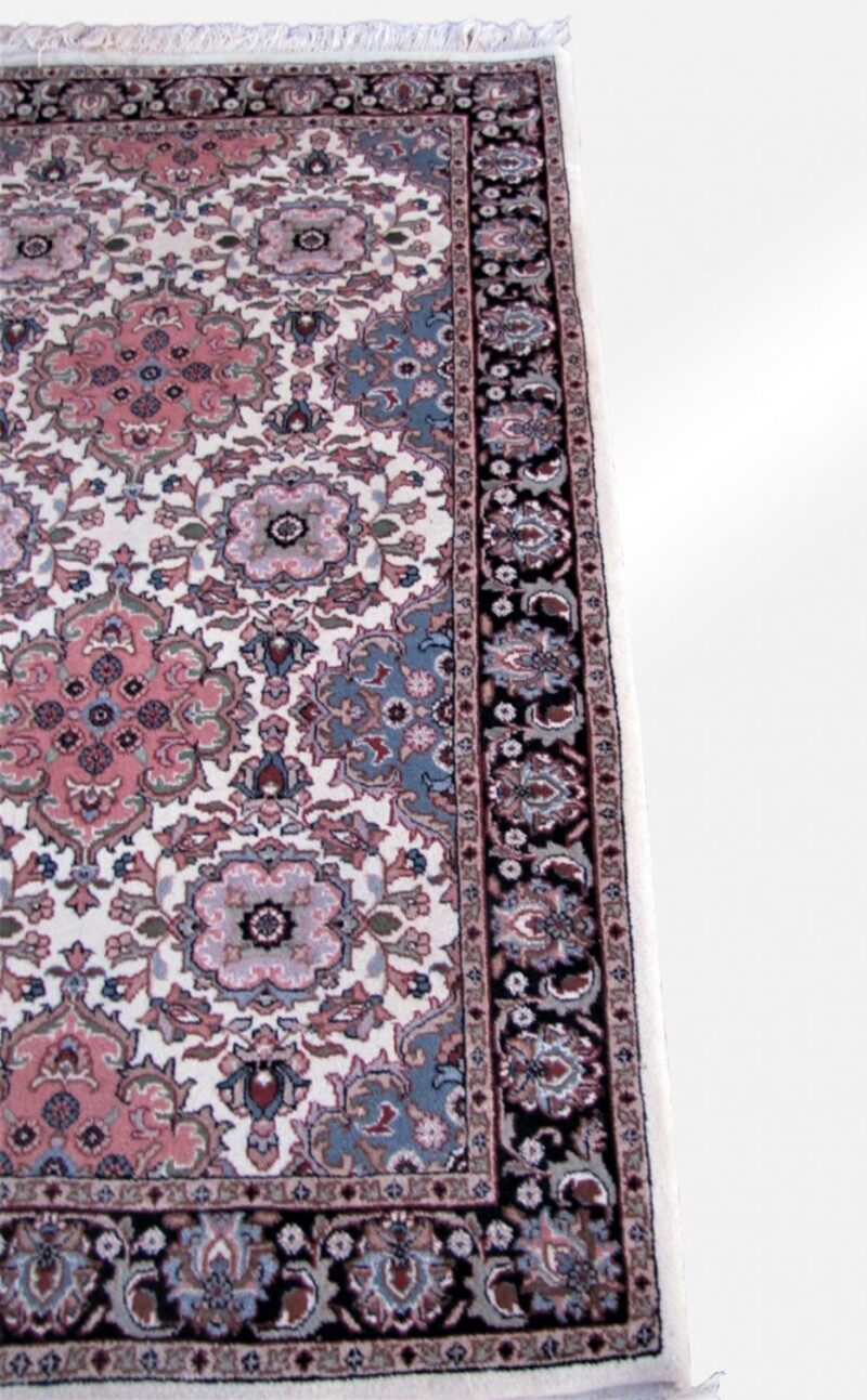 Vintage Hand Knotted Oriental Rug. RR3421 - Image 4
