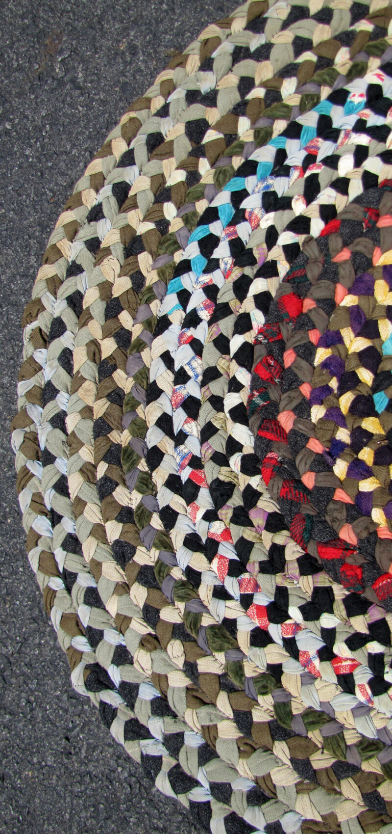 Large Folk Art Braided Rug. RR9611 - Image 4
