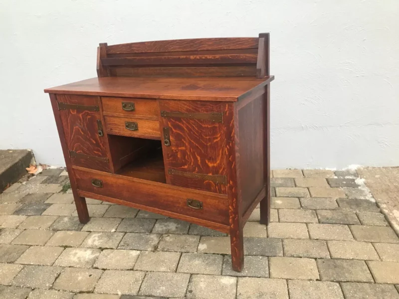 ANTIQUE  GOOD CONDITION PERIOD L&JG STICKLEY SIDEBOARD SUPER HARDWARE - Image 9