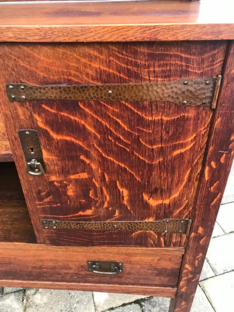 ANTIQUE  GOOD CONDITION PERIOD L&JG STICKLEY SIDEBOARD SUPER HARDWARE - Image 11