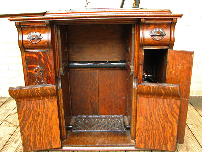 Unusual 1906 antique SINGER Treadle Sewing Machine, Oak cabinet